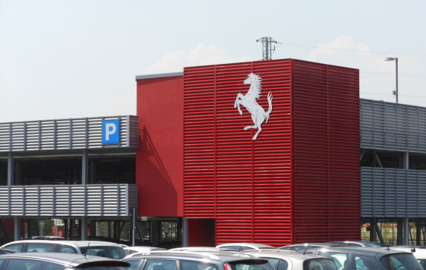 PARCHEGGIO FERRARI